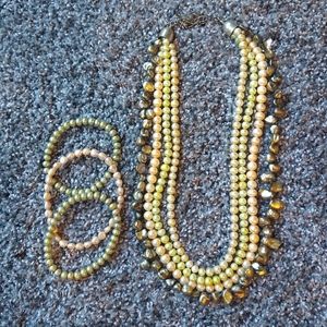 Green tones pearl necklace and bracelet set.